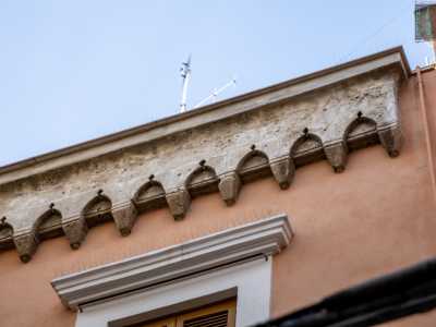 Gli eleganti elementi a sesto acuto con in chiave un foro romboidale poggiano su piccole mensolette piramidali